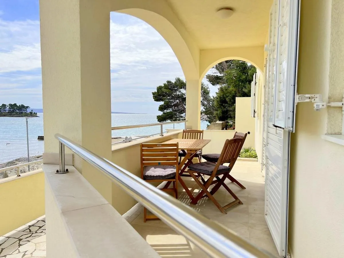 Marles Beach Residence Banjol Apartman